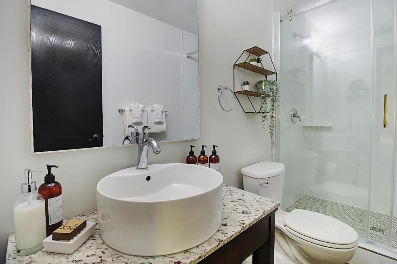 Outstanding Mountain Condo Waterslide And Hot Tub Managed By Little Sister Getaways キャンモア 部屋 写真