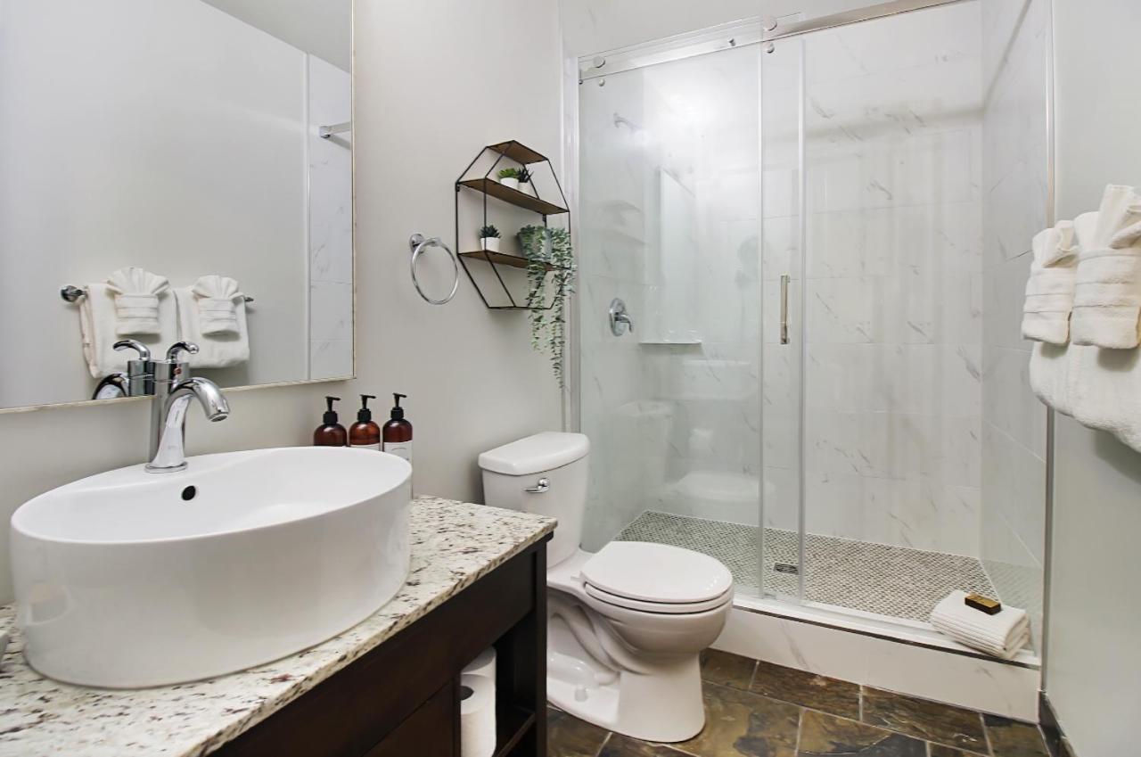Outstanding Mountain Condo Waterslide And Hot Tub Managed By Little Sister Getaways キャンモア 部屋 写真