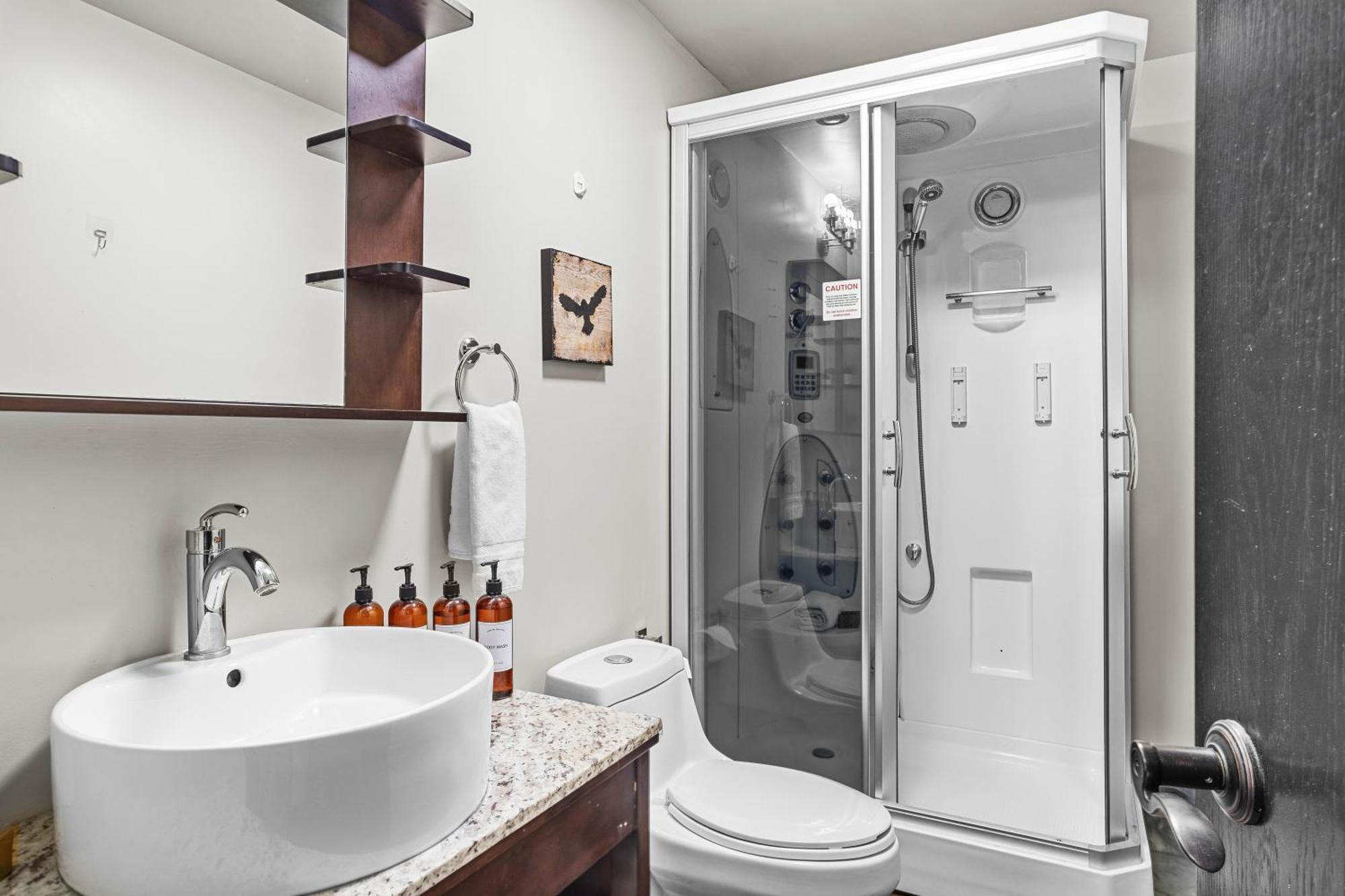 Outstanding Mountain Condo Waterslide And Hot Tub Managed By Little Sister Getaways キャンモア エクステリア 写真
