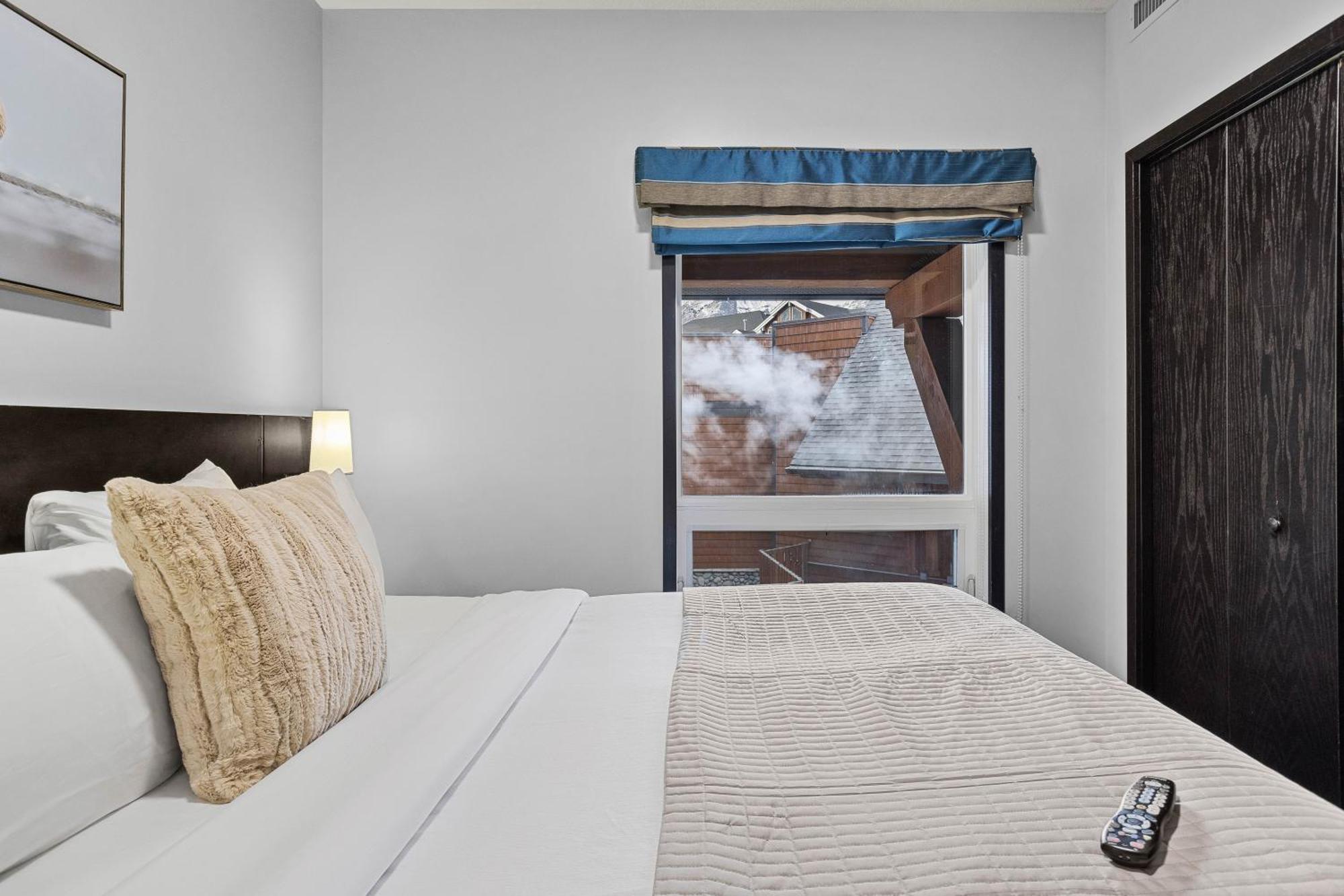 Outstanding Mountain Condo Waterslide And Hot Tub Managed By Little Sister Getaways キャンモア エクステリア 写真
