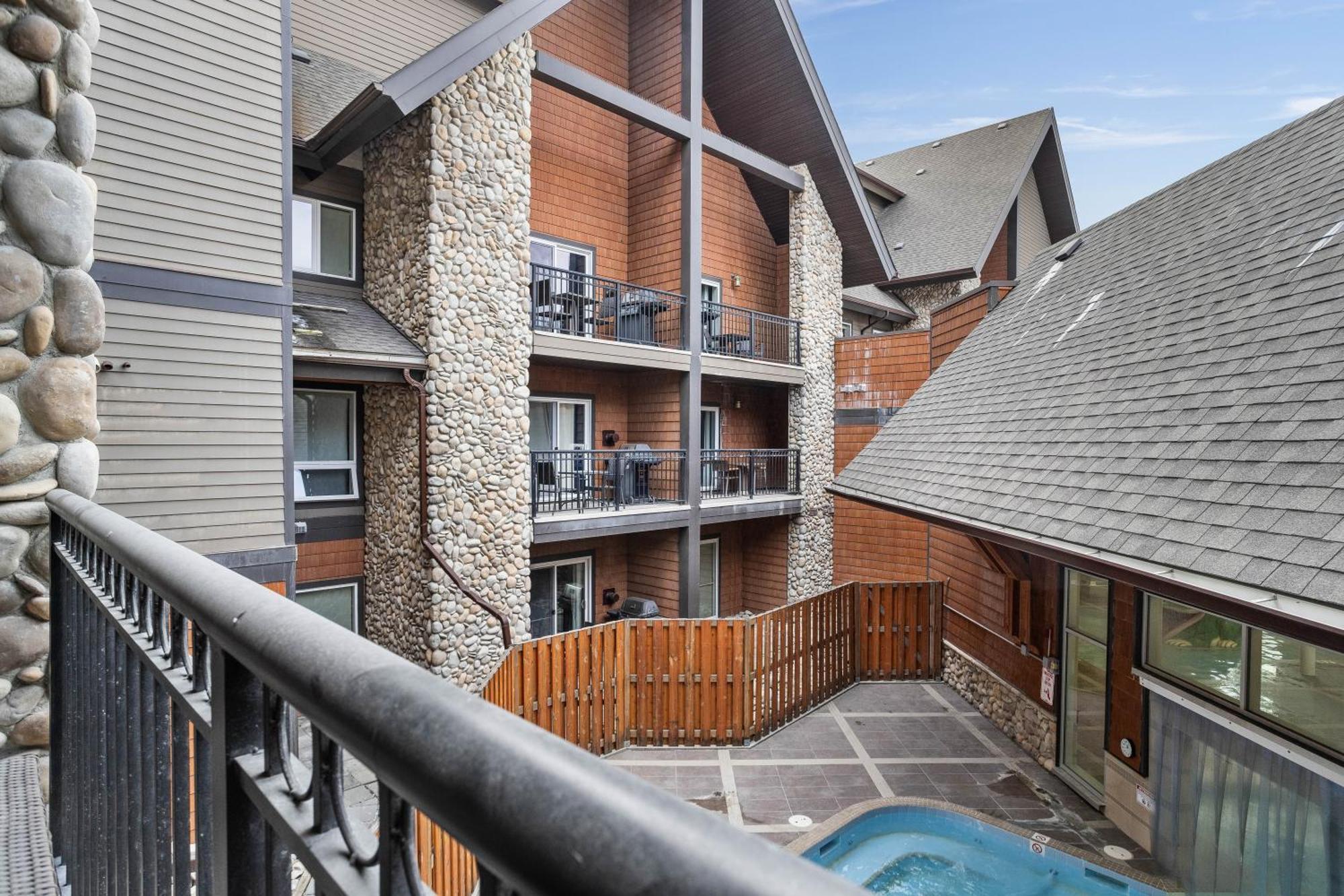 Outstanding Mountain Condo Waterslide And Hot Tub Managed By Little Sister Getaways キャンモア エクステリア 写真